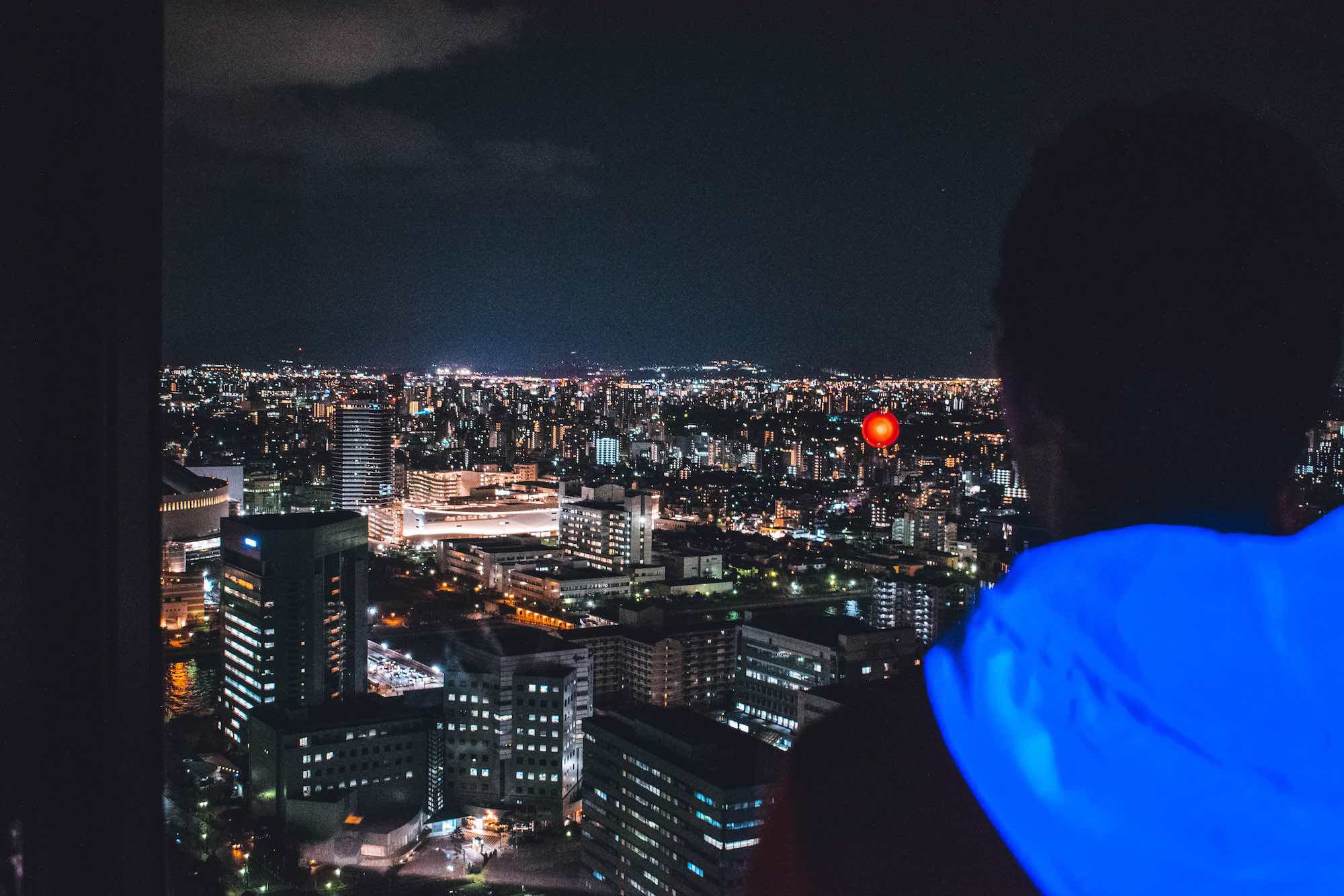 Vue de nuit de la tour de Fukuoka