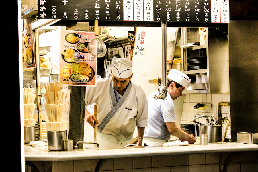 cuisinier dans un restaurant japonais